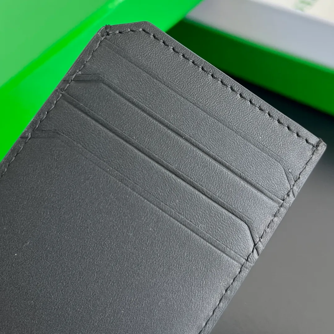 BV’s new 796963 woven Piccolo vertical card holder. The classic small woven work that I miss 0.7 is back. It’s really designed. The calfskin texture is high-end. It’s carefully designed with four card slots and a central compartment. You can also put cash in for daily use. You deserve to have such an thoughtful design. P440 Size: 12*7*0.5 layer cm